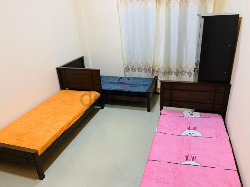 EXCELLENT FURNISHED ROOM / BED SPACE FOR MALE BACHELORS