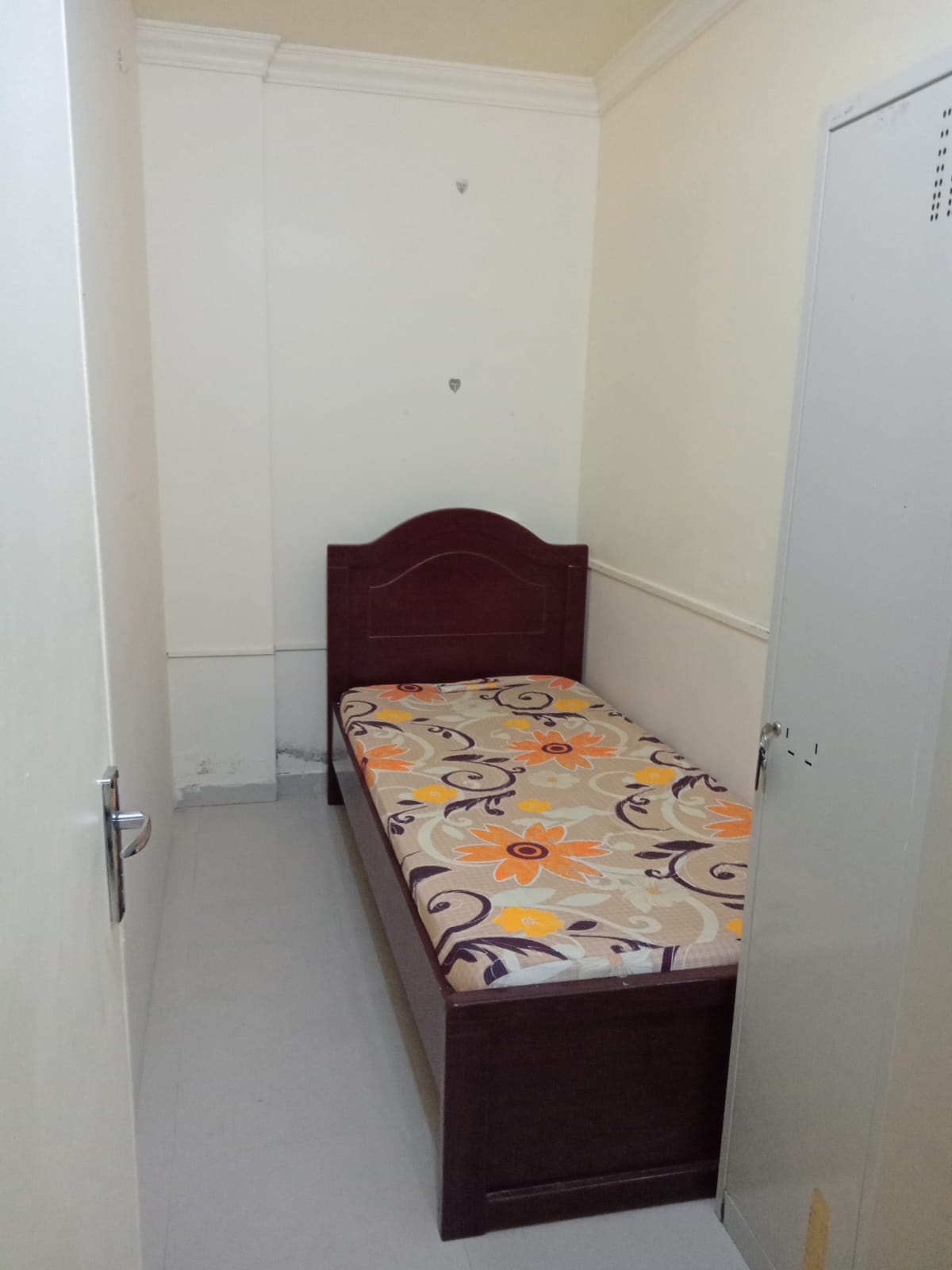 Furnished Partitions in Bur Dubai for Couples Or Two Persons Males & Females @1200 Inclusive All, C/Ac, Gas, Dewa, Wifi